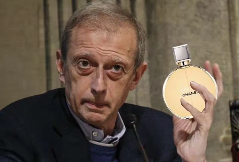 Piero Fassino, i sei testi per il furto del profumo, i due precedenti e la frase: «Lei non sa chi sono»