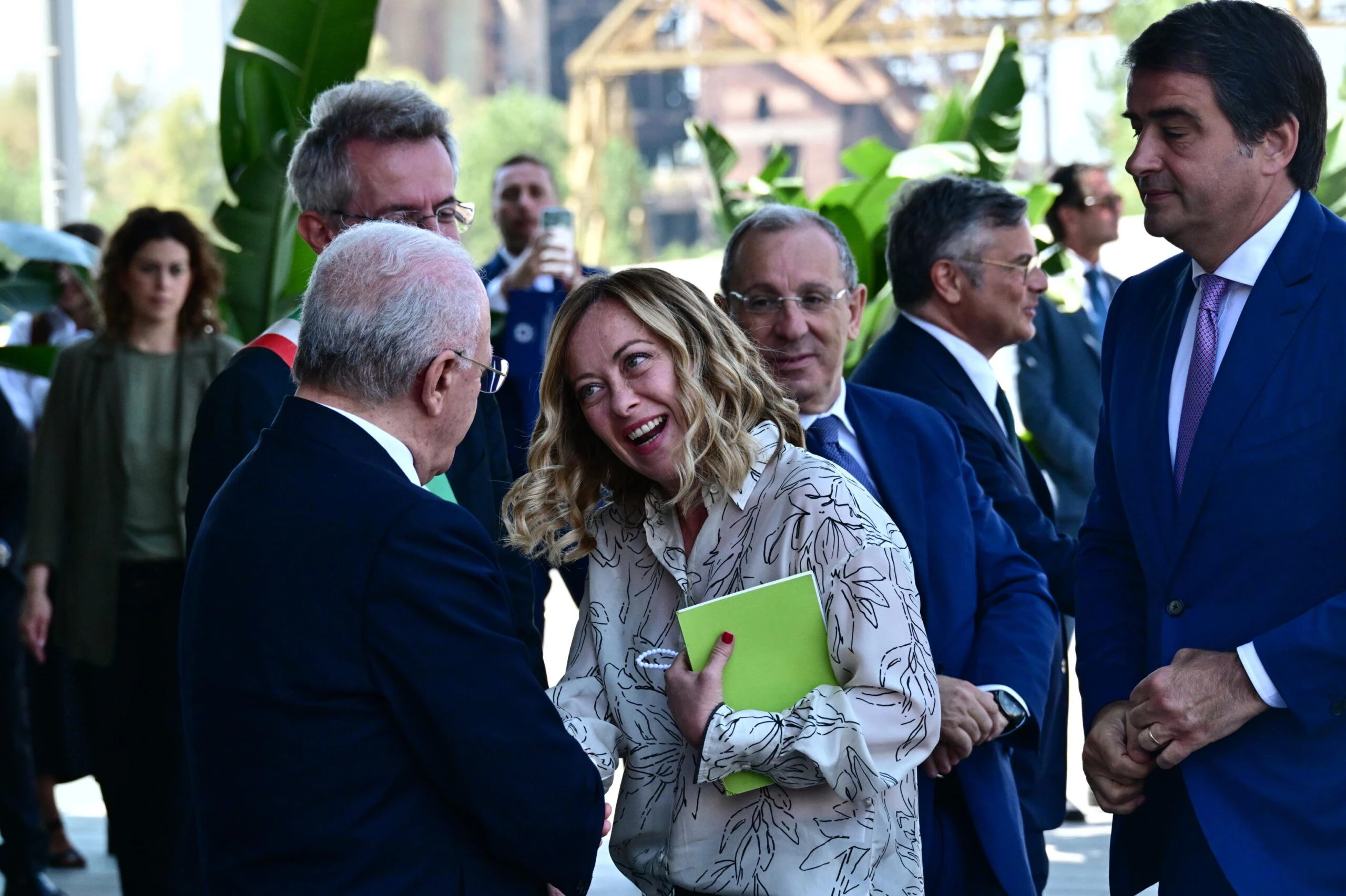Meloni e De Luca si rivedono a Bagnoli dopo gli insulti, la frecciata alla stretta di mano del governatore