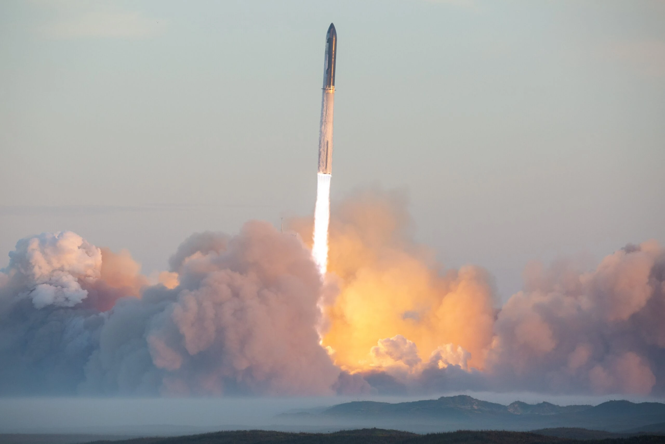 «La navicella si è separata dal booster, poi è stata fatta esplodere». Com’è andato il secondo lancio di Starship – Il video