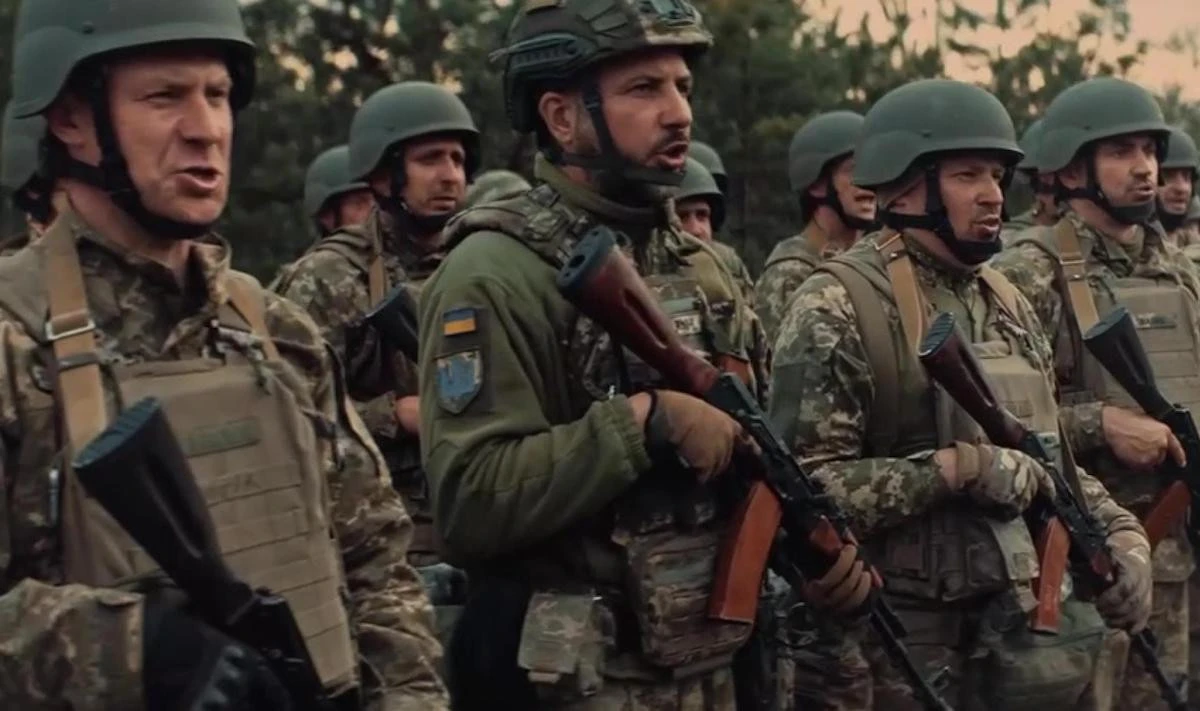 La mossa dell’Ucraina per provare a contenere l’avanzata della Russia: via libera all’arruolamento nell’esercito dei carcerati