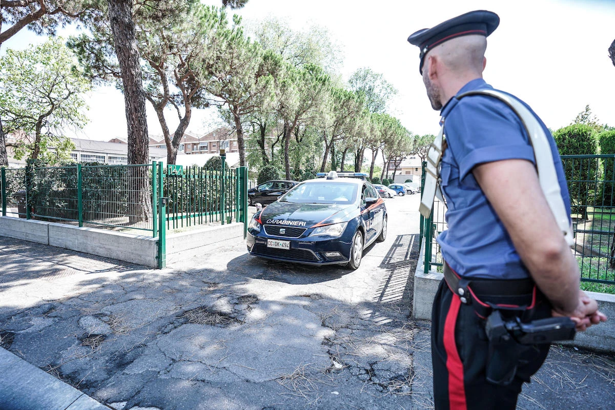 Crede che il figlio malato sia posseduto, lo porta legato dall’esorcista: arrestato un 68enne dopo l’allarme della moglie