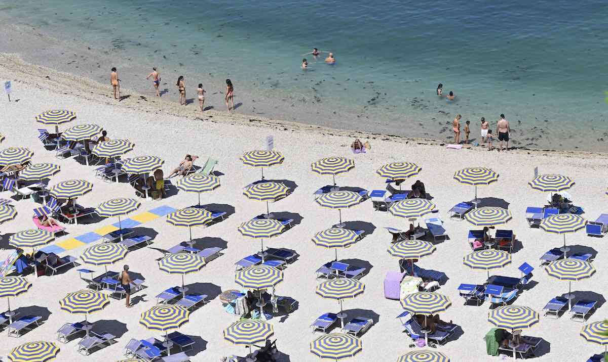 Gallipoli, la nuova strada pedonale e i pochi parcheggi svuotano le spiagge: bagnanti e gestori degli stabilimenti furiosi