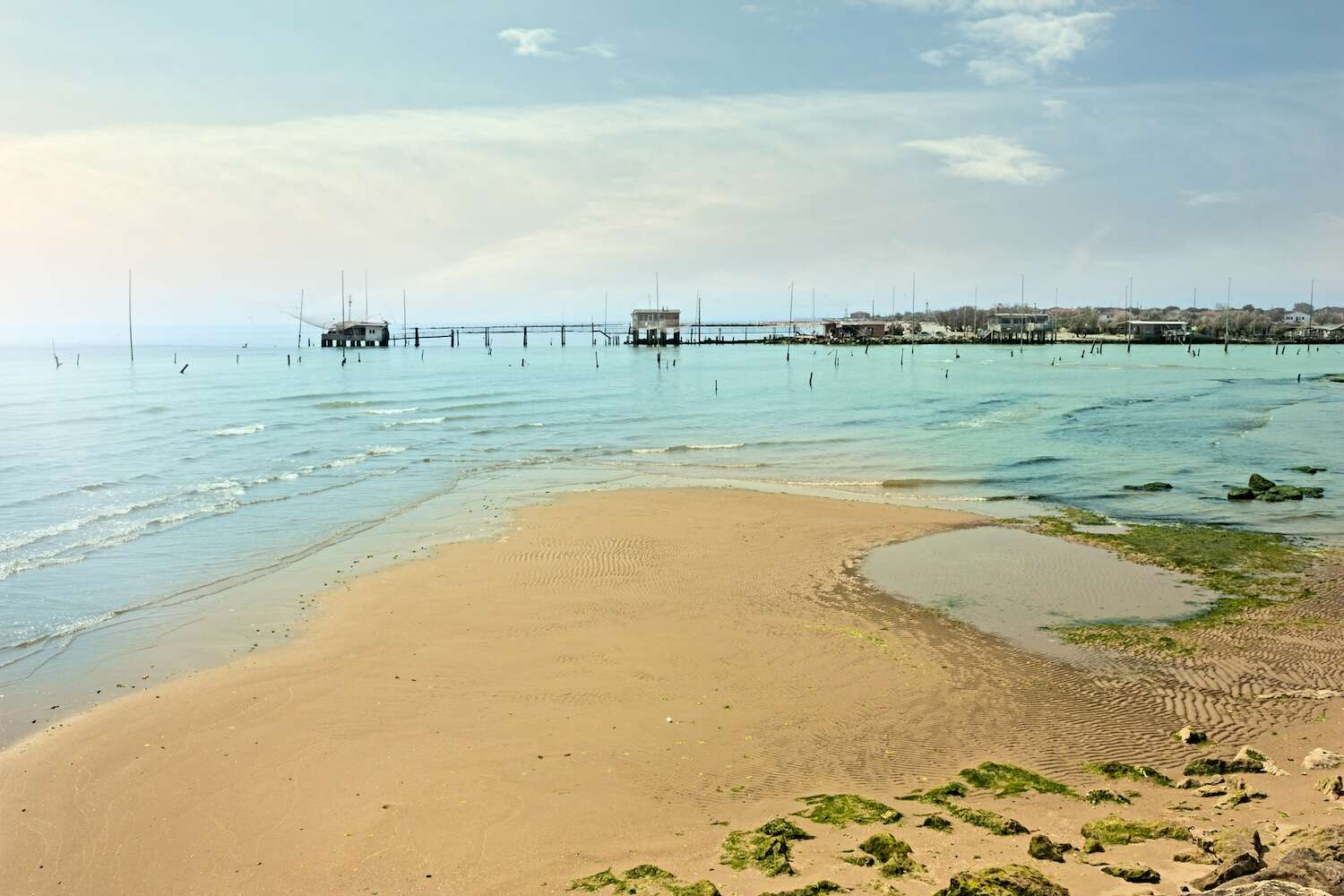 Prenotano la vacanza a Ravenna, ma l’hotel è abusivo. Arrivano i vigili in camera: sgomberati 90 turisti