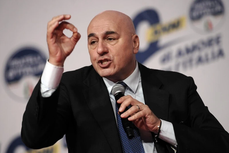 Crosetto sul caso Signorelli e le chat antisemite: «Tirano fuori quei messaggi dopo anni e ti rovinano la vita. Poi passano ad altri»