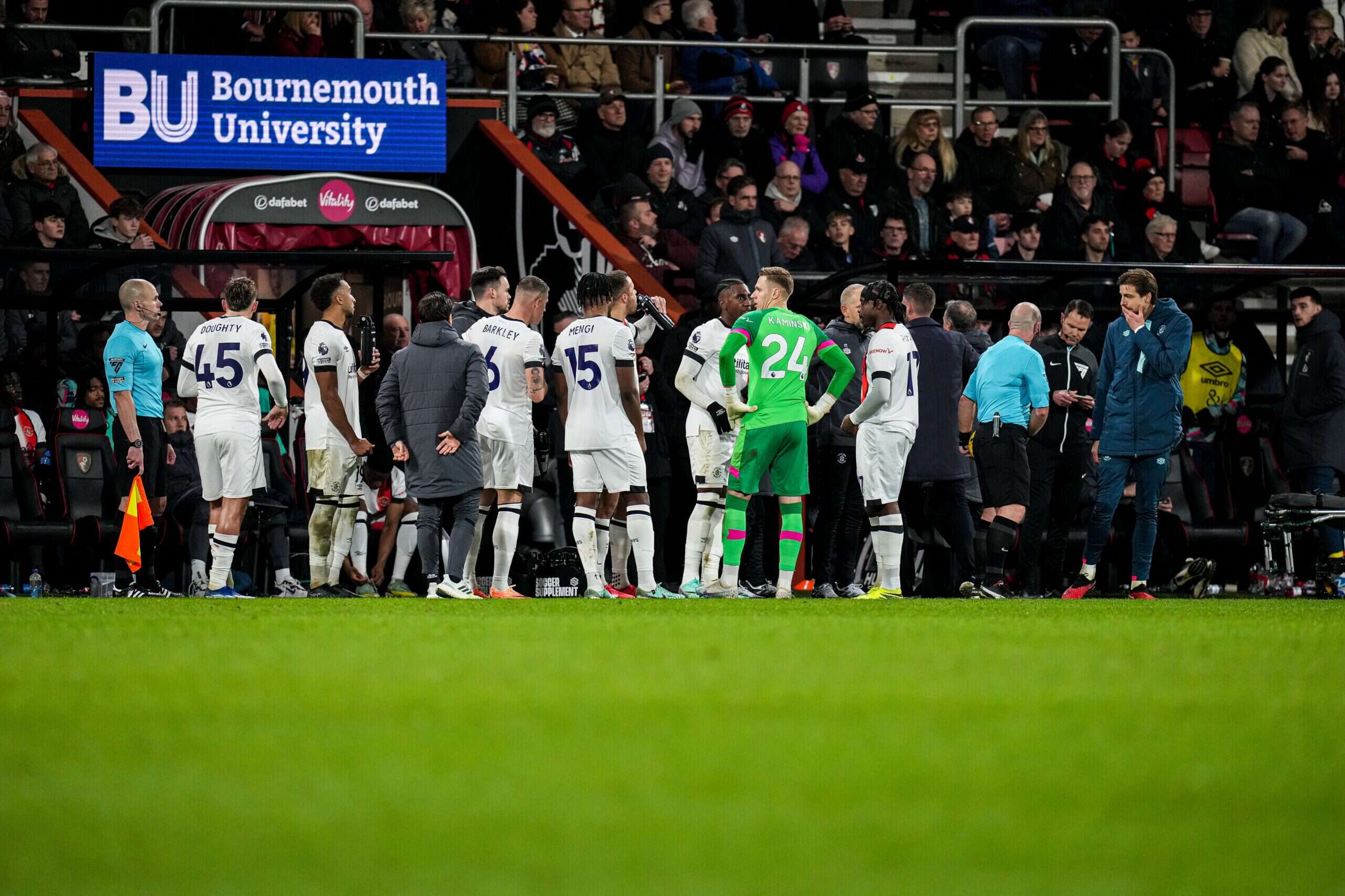 Dramma in Premier League, il capitano del Luton collassa durante la partita: aveva già avuto un malore in campo a maggio