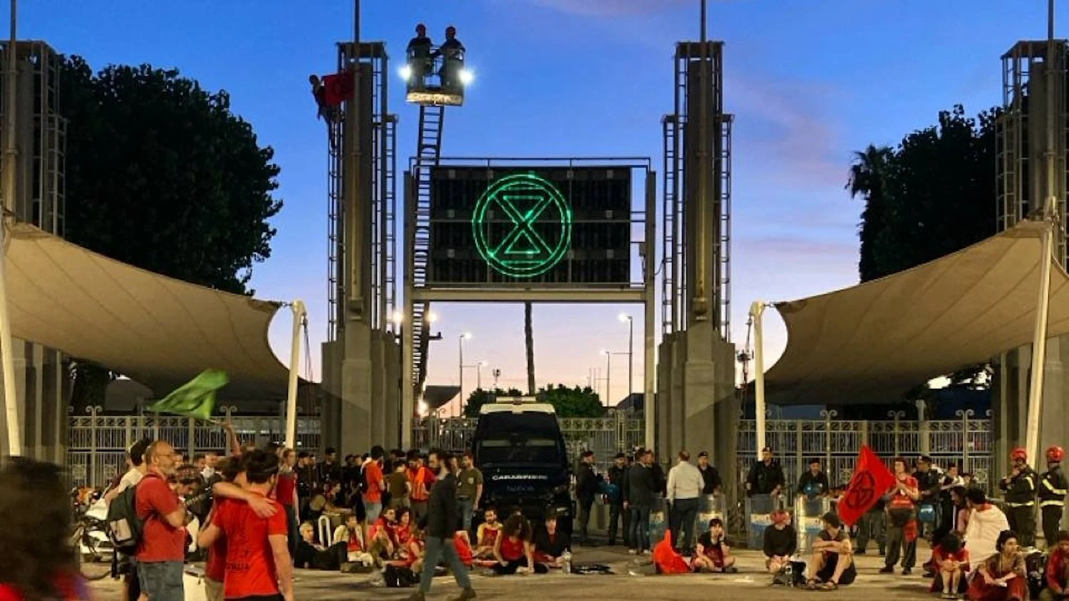 Tensione al media center del G7, Extinction Rebellion: «Attivista svenuto stretto al collo da poliziotto». La Questura nega