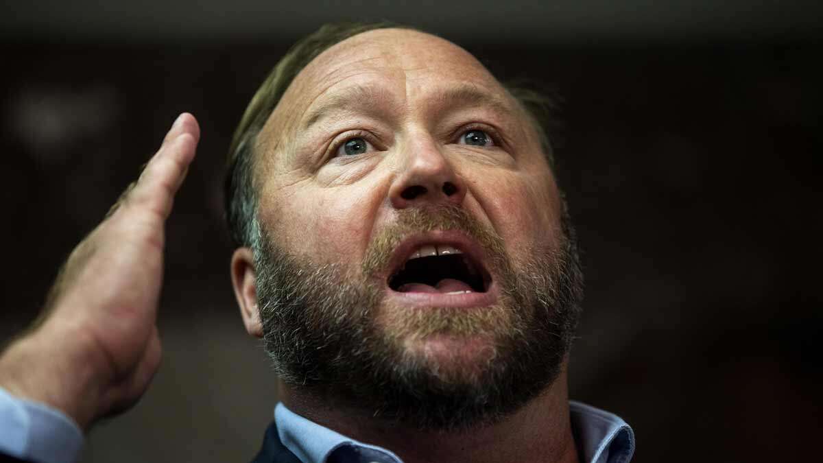 All’asta la piattaforma InfoWars del complottista Alex Jones: deve pagare le famiglie di Sandy Hook