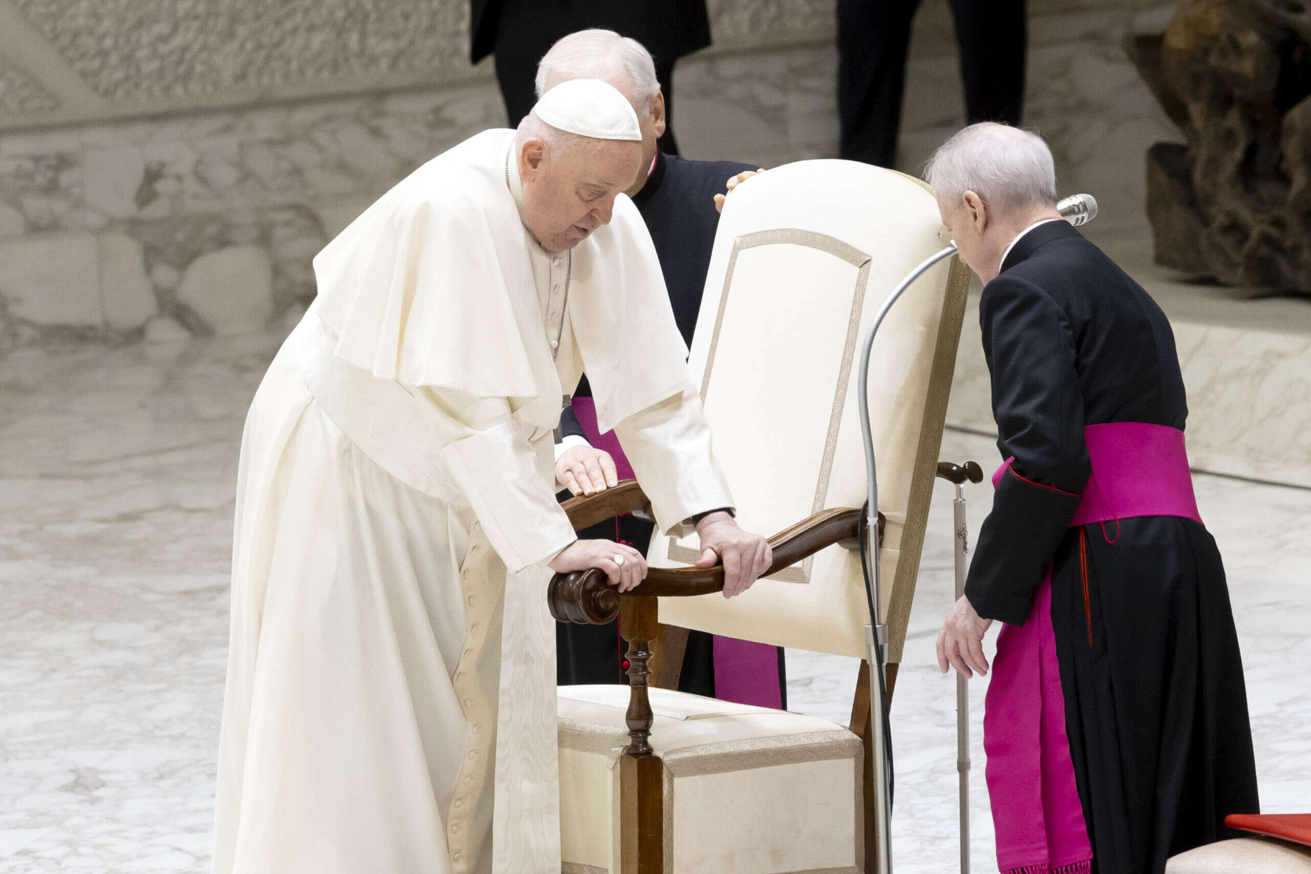 Papa Francesco all’ospedale Gemelli, la visita dai medici dopo l’influenza: come sta