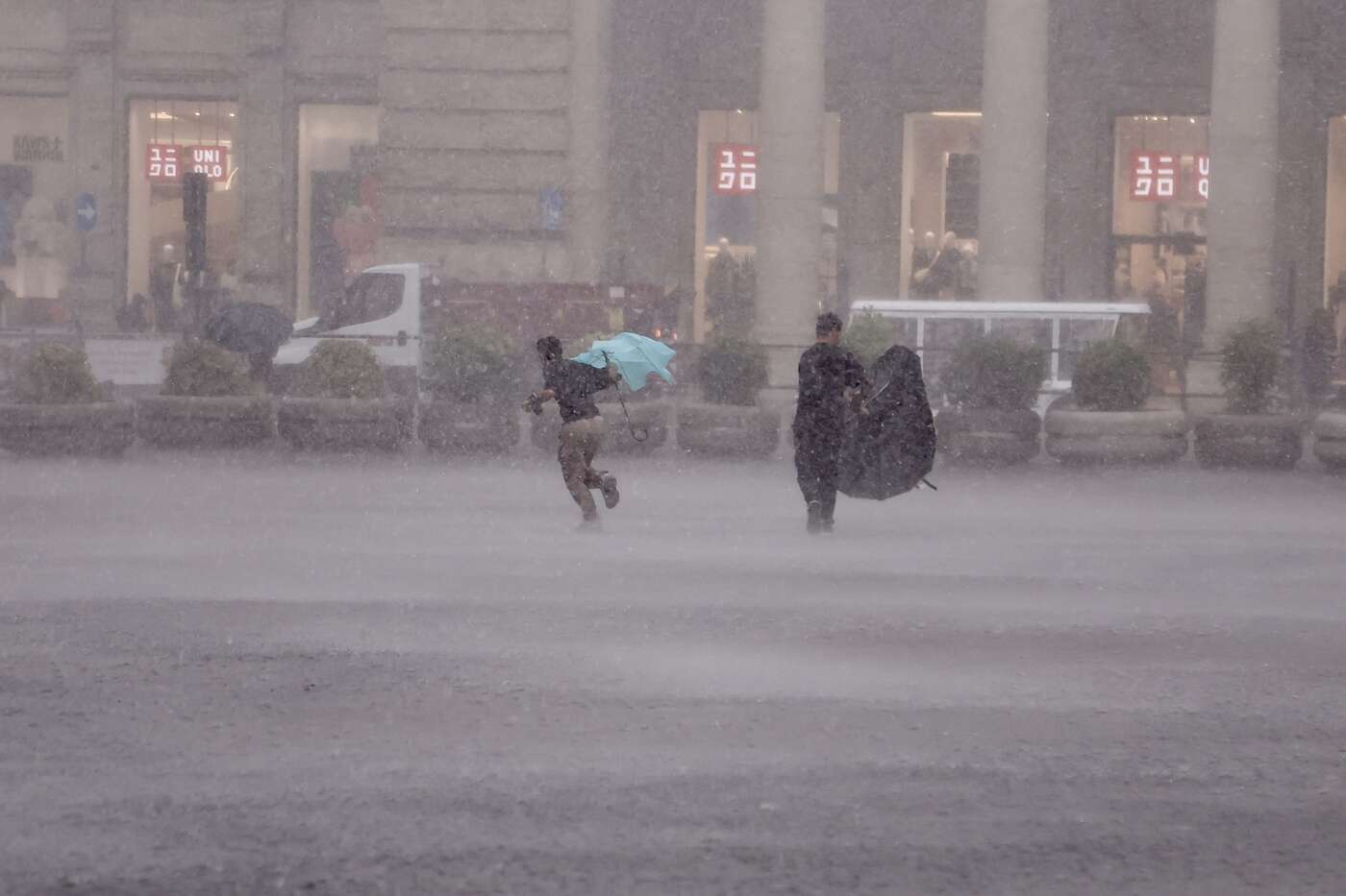 Lunedì nero tra nubifragi e sciopero dei mezzi. Più di 100 interventi a Roma per allagamenti e alberi caduti. Bergamo, il Morla esonda e trascina le auto