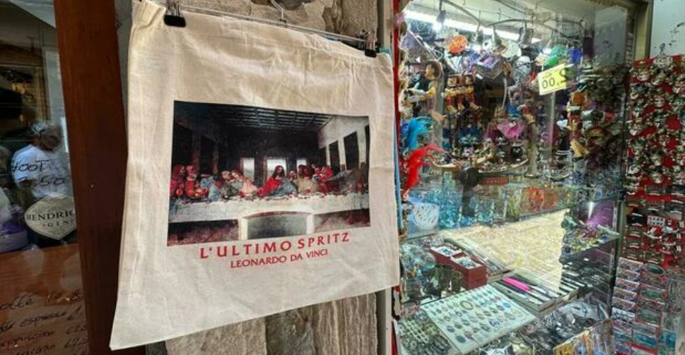 «L’Ultimo Spritz», il quadro di Da Vinci in chiave alcolica offende i religiosi: «È blasfemo»