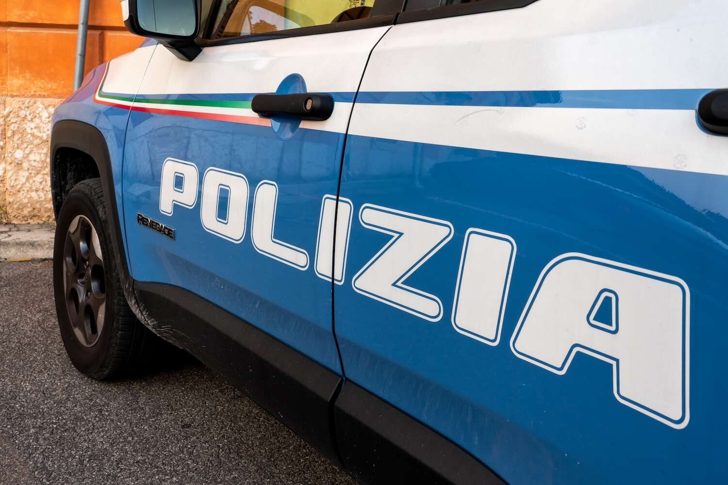 La 30enne in lacrime per strada a Torino: «Aiuto, mi hanno violentata». Il passaggio in una villa, il giallo della chiamata interrotta al 112