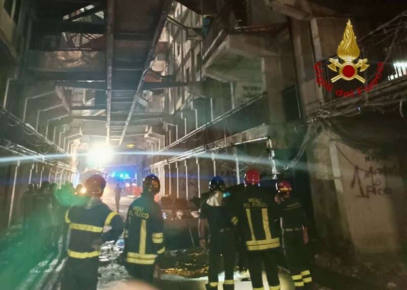 Scampia, il crollo del ballatoio nella Vela Celeste: 2 morti e 13 feriti. Il boato, i lavori, la tragedia