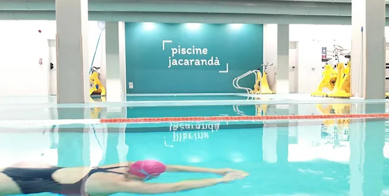 Milano, vapori tossici in piscina: 28 bambini lievemente intossicati, 3 in ospedale. «Forse un errore nella miscela del cloro»