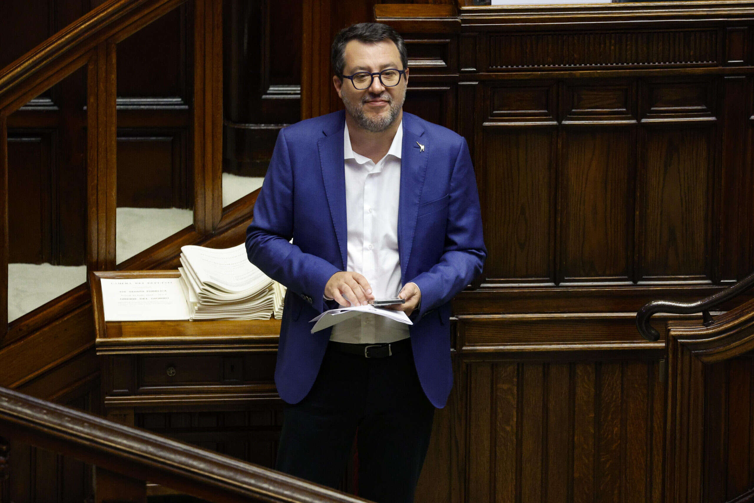 Il decreto “salva casa” è legge: via libera del Senato. E Salvini si scatta una foto con tutto il gruppo parlamentare