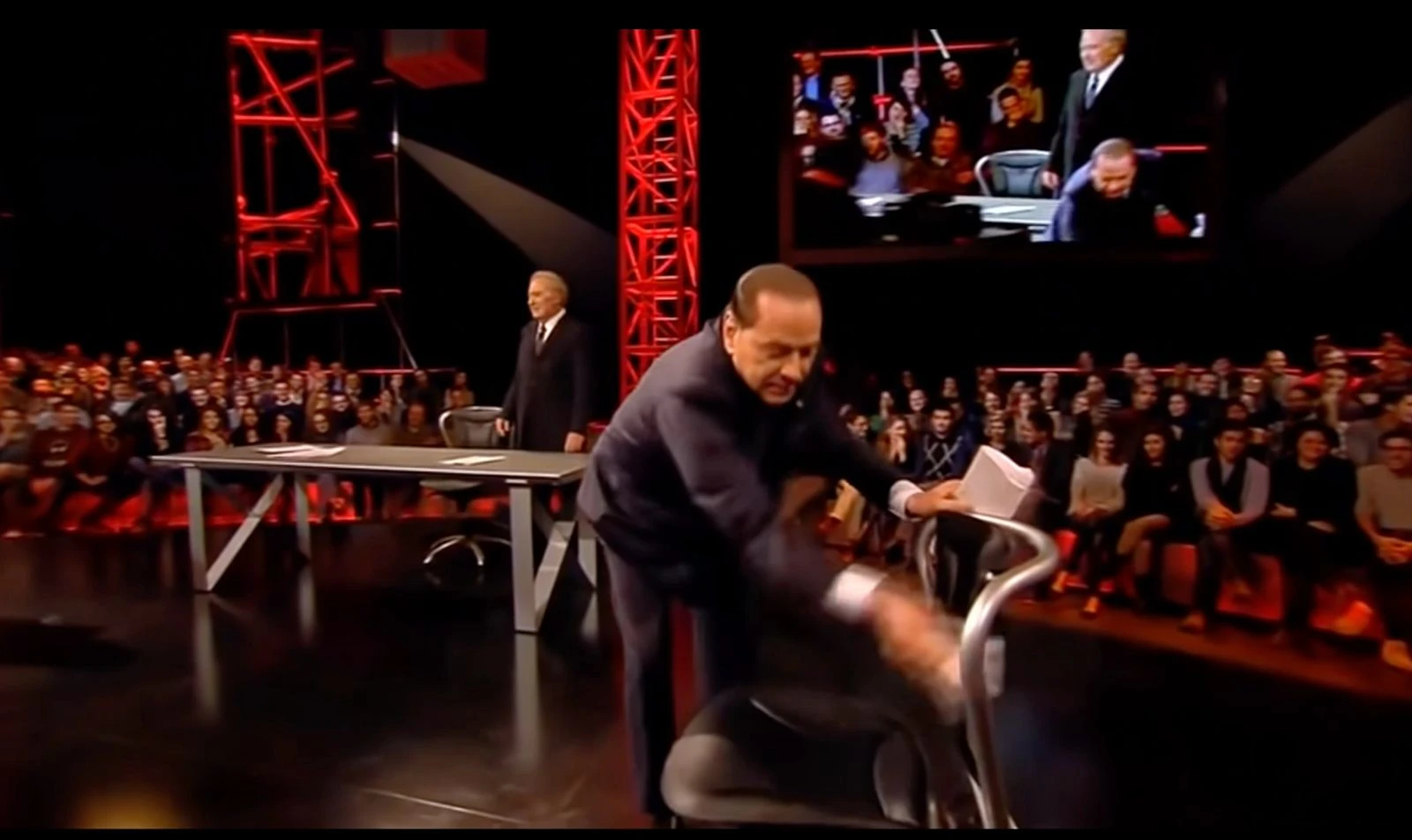 Open ha scovato la celebre sedia di Michele Santoro su La7. Era quella che Berlusconi pulì perché prima era seduto Travaglio – Il video