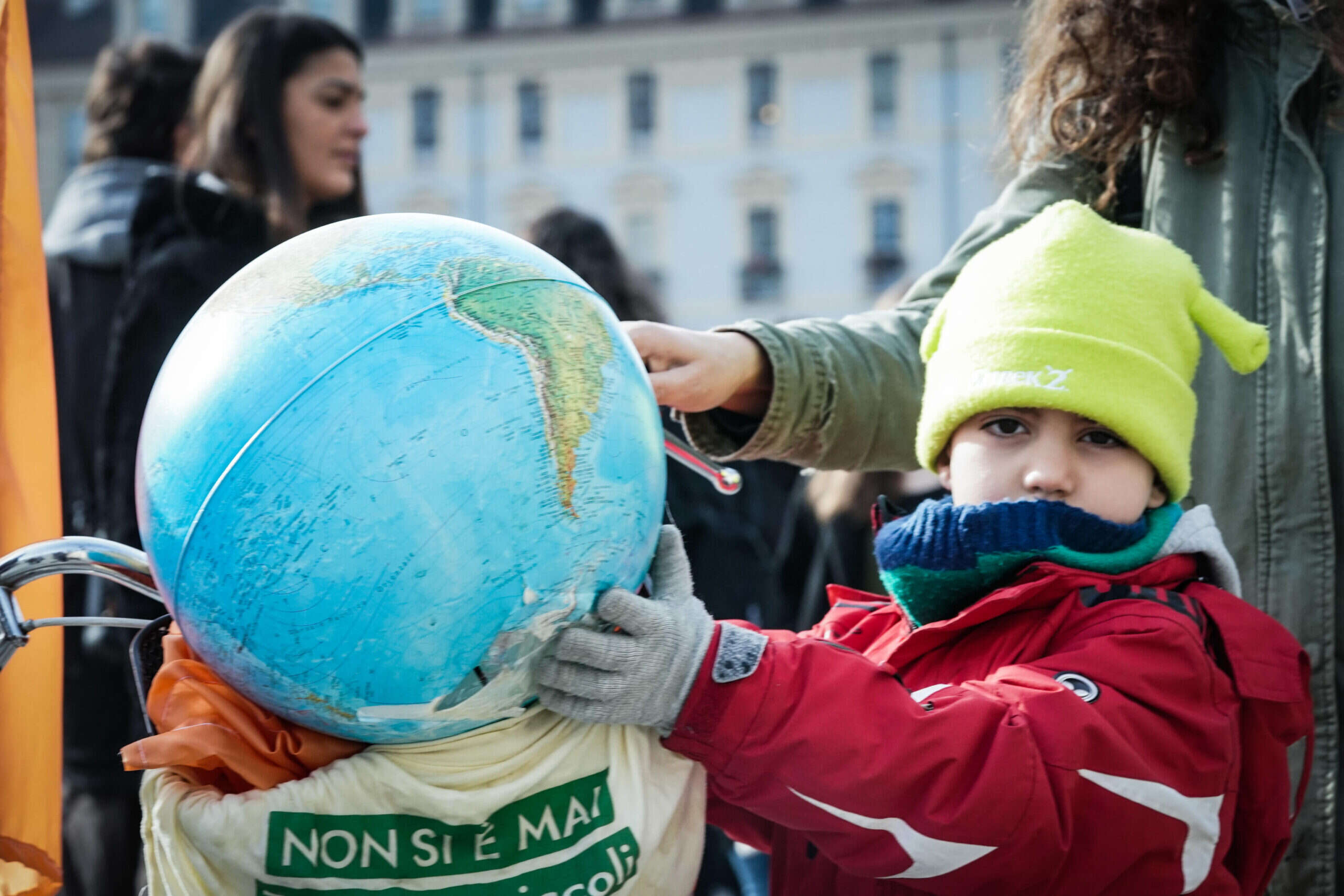 Eco-ansia: il 72% degli italiani ne soffre, sono soprattutto giovani. «Così Meloni ammicca ai negazionisti»