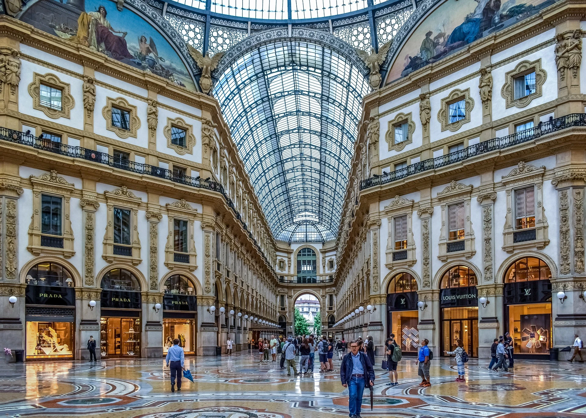 Milano, Tiffany pagherà un affitto stellare per la vetrina in Galleria: canone di 3,6 milioni di euro annui
