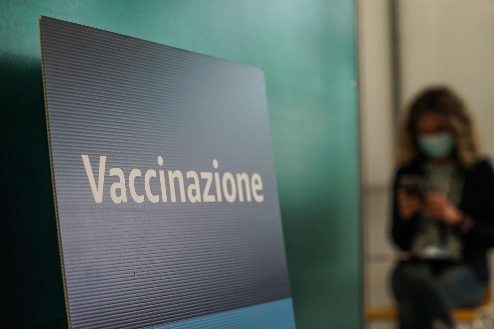 Vaccino anti-Covid, la circolare del Ministero: gratis per tutti e priorità alle categorie a rischio