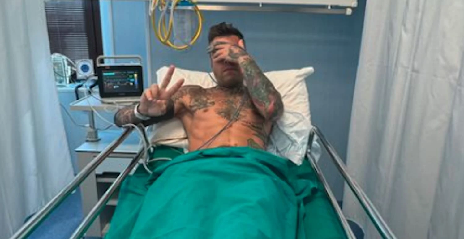 Fedez non si può esibire, annullati i prossimi tre show. Parla il chirurgo che gli salvò la vita