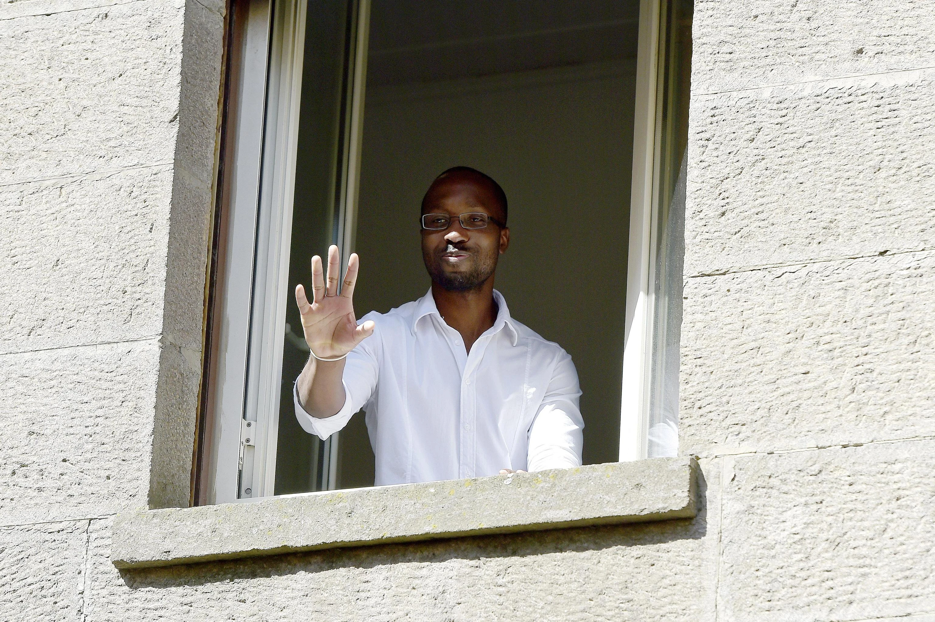 Rudy Guede, confermato il braccialetto elettronico e divieto di avvicinamento alla ex per le violenze. Lui sui social: «Si va avanti, a testa alta»