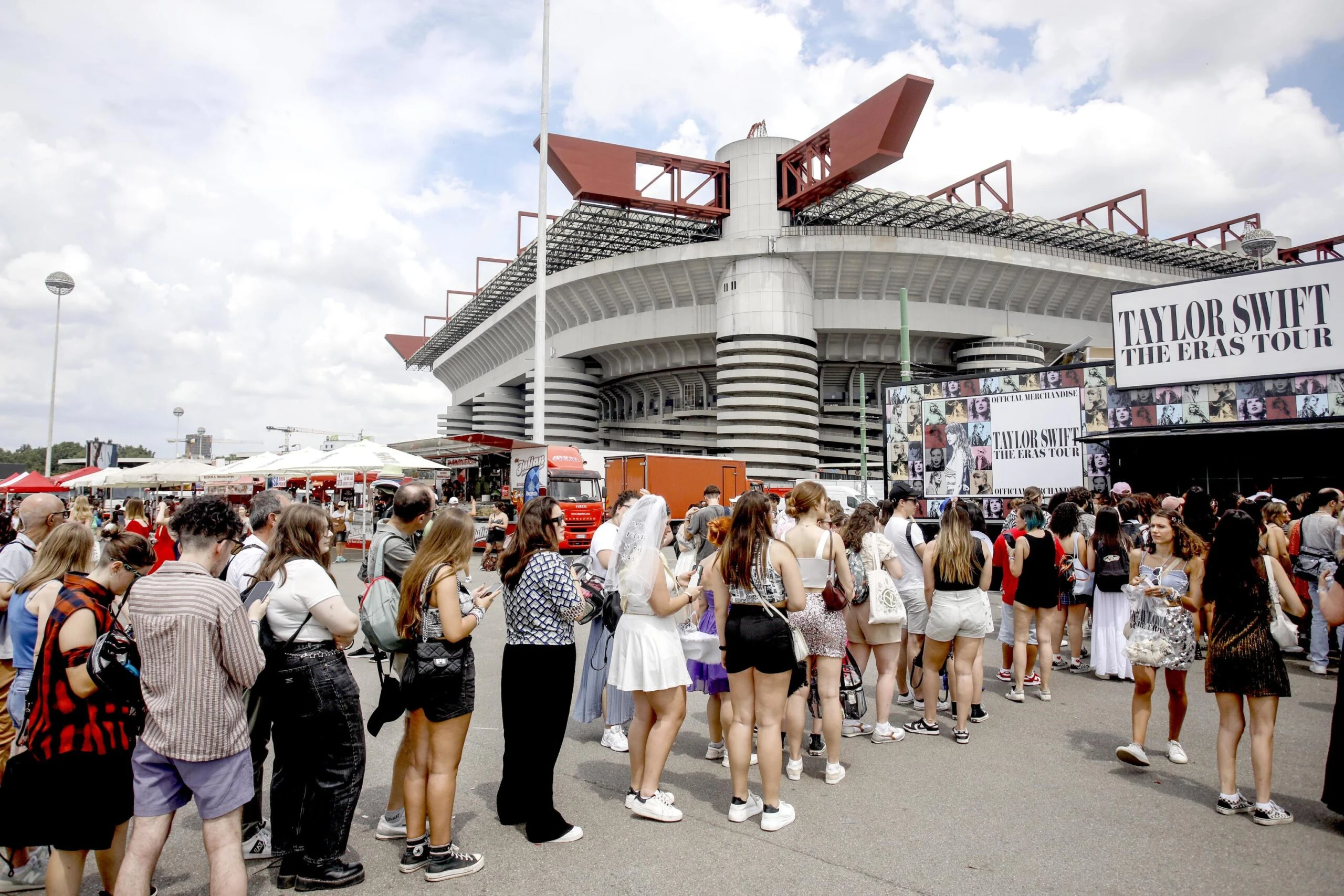 Il caso dei powerbank sequestrati al concerto di Taylor Swift, i fan nel panico: «Come faccio a chiamare a casa?»