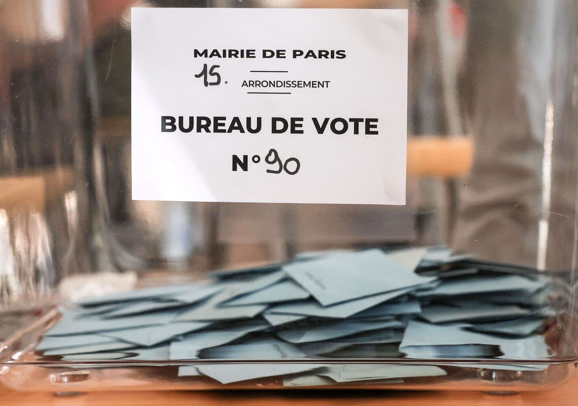 La Francia va al voto con la paura: lo spettro degli scontri in piazza a urne chiuse