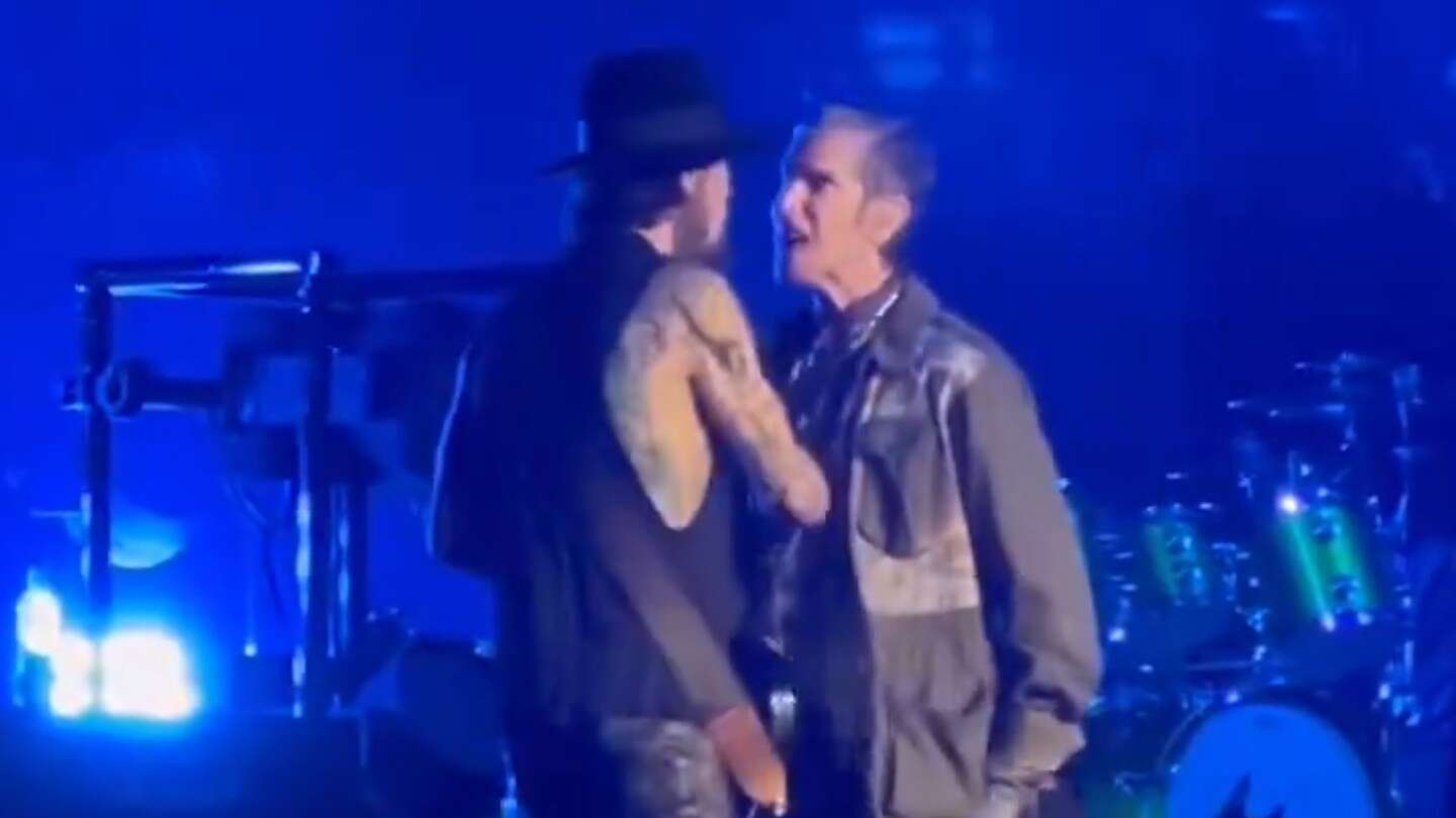 Rissa durante il concerto, Perry Farrell dei Jane’s Addiction aggredisce il chitarrista Dave Navarro – Il video