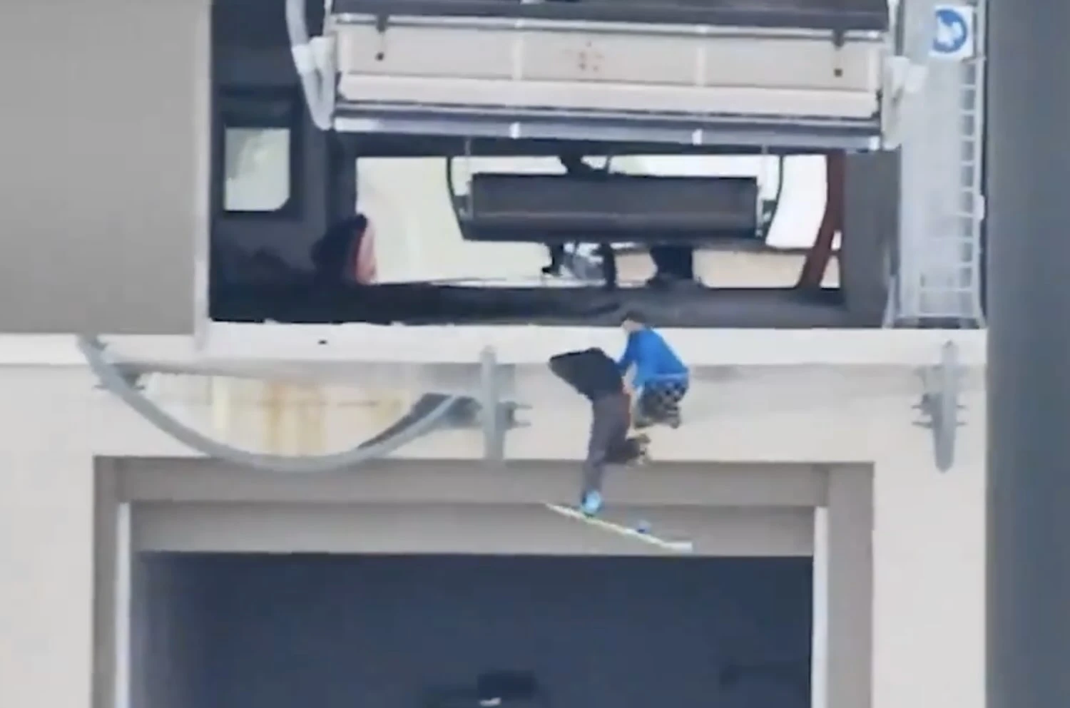 Paura sul Gran Sasso, lo snowboarder scivola dalla seggiovia ma si aggrappa alla rete: come l’hanno salvato – Il video