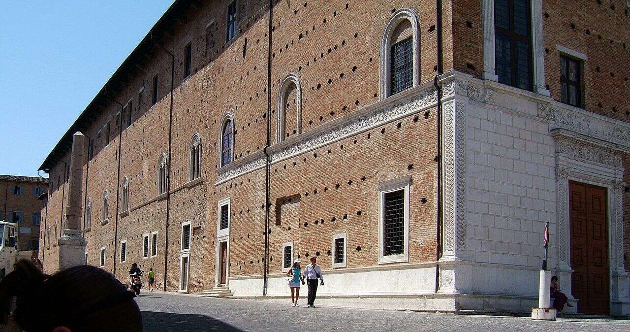 I quadri rubati dal Palazzo Ducale di Urbino nel ‘75, originali e copie, i sistemi di sicurezza: dietro le quinte dei musei italiani – Il video 