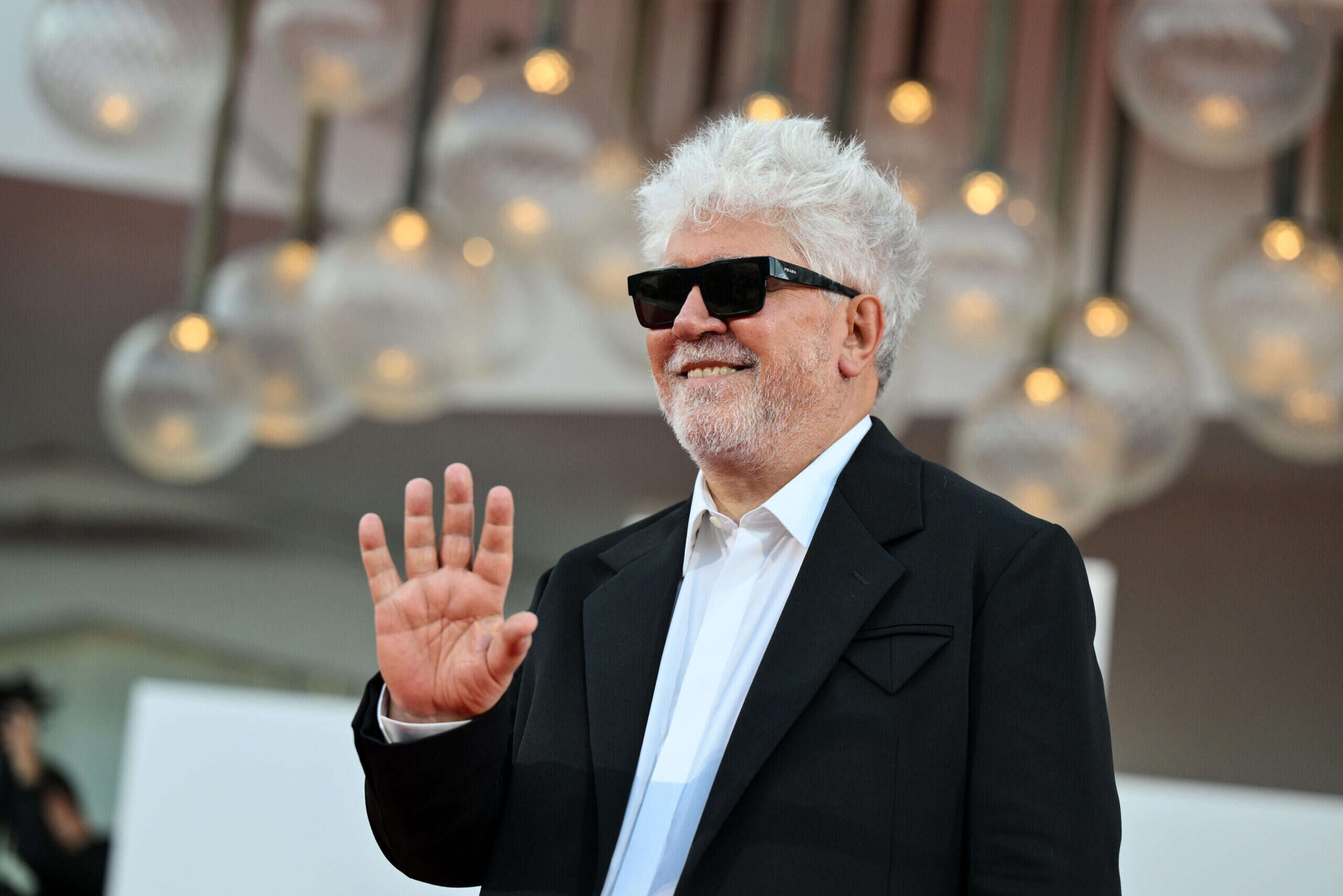 Mostra del Cinema del Venezia, Pedro Almodovar vince il Leone d’oro con il film «La stanza accanto»