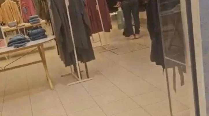 La ragazza con la minigonna alzata filmata a sua insaputa e insultata nel centro commerciale a Bari