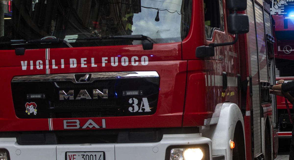 Napoli, incendio in zona Poggioreale-Gianturco: la colonna di fumo visibile da tutta la città