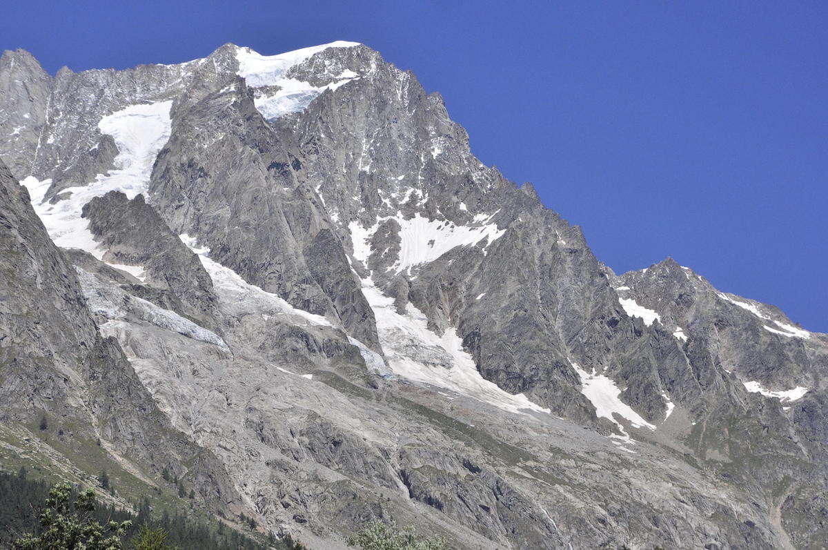 Monte Bianco, tre alpinisti precipitano nel vuoto durante la scalata: due morti, il corpo del terzo «non recuperabile»