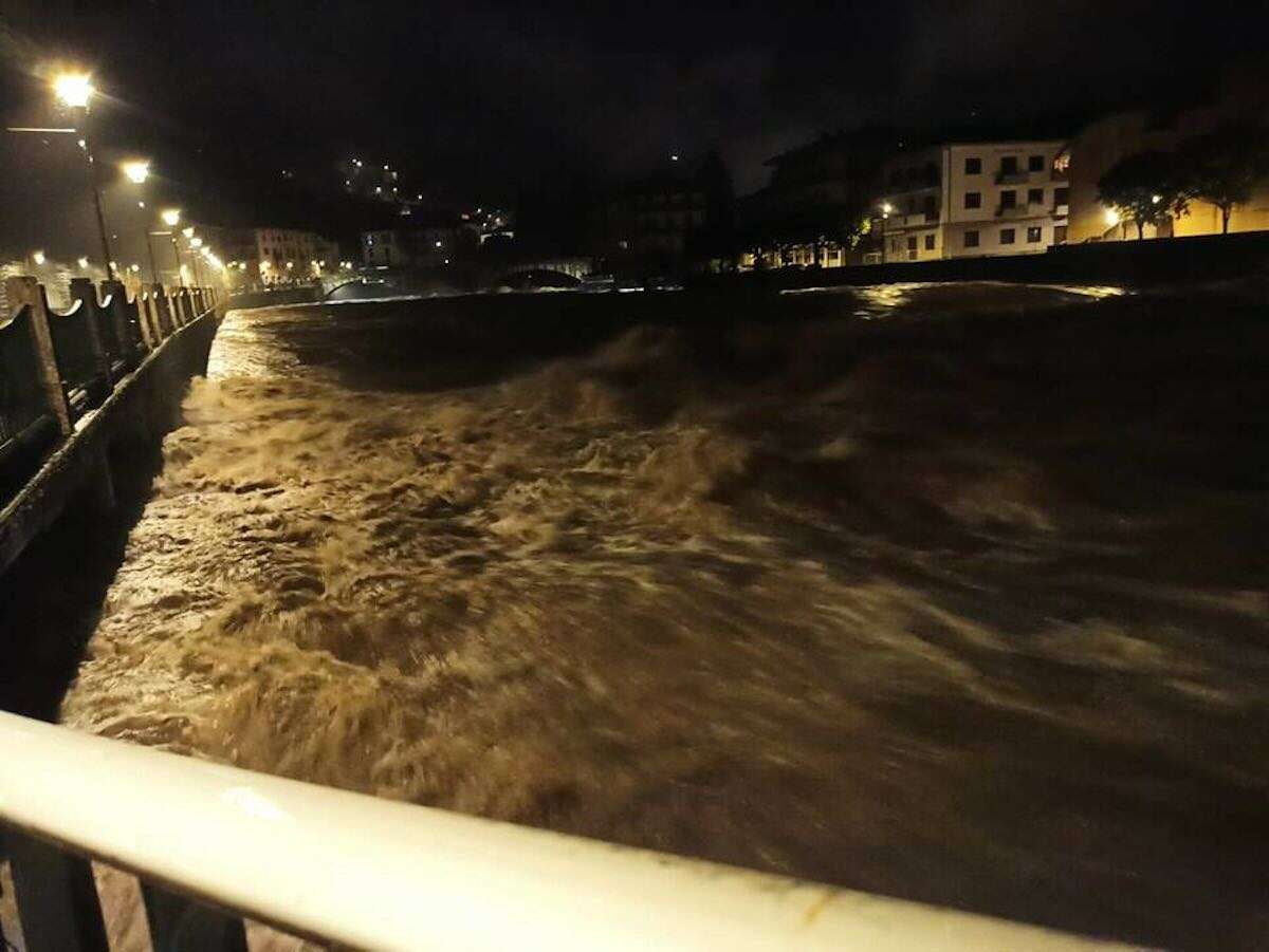 Il maltempo colpisce Bergamo: Brembo oltre i livelli di guardia. Sindaco bloccato in macchina tutta la notte per una frana – I video