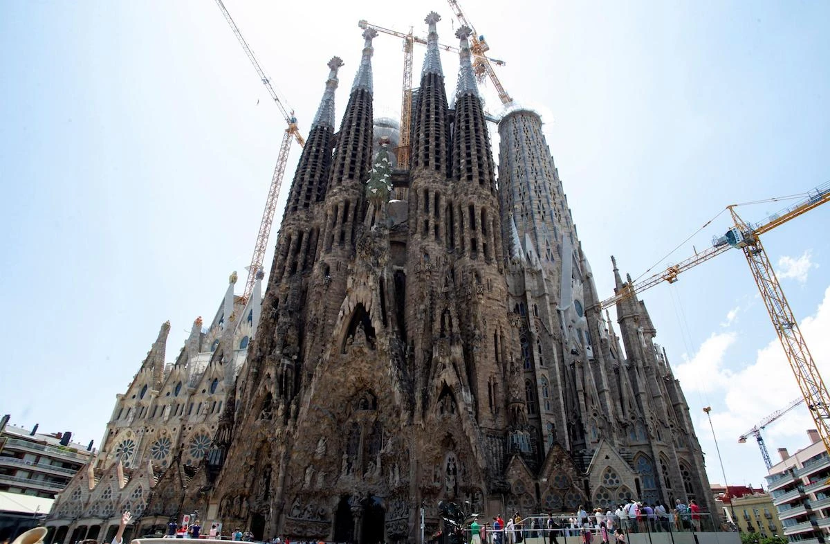 Barcellona vieta le case in affitto ai turisti da novembre 2028. Federalberghi spera: «Precedente importante»
