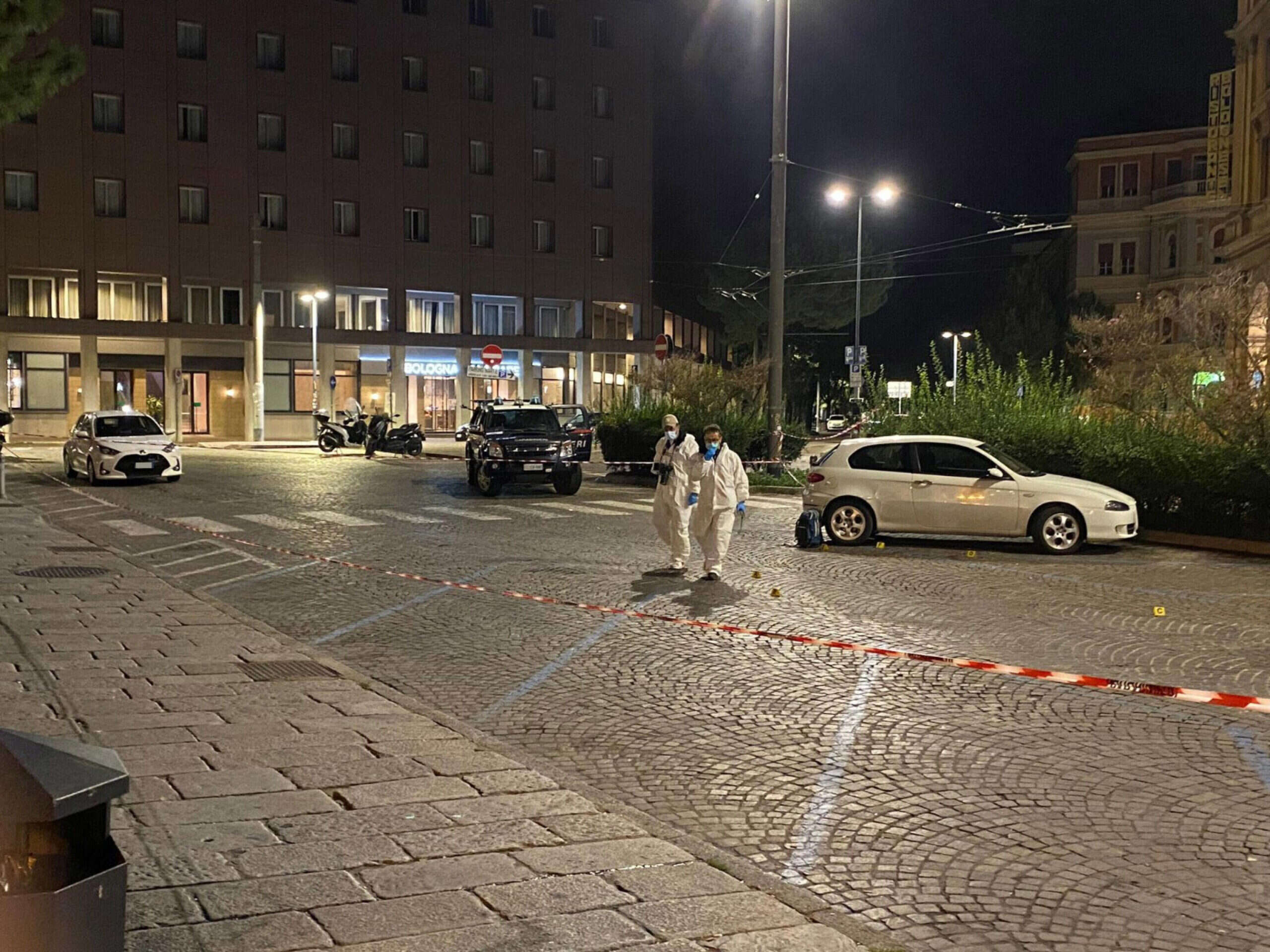 Bologna, 26enne senza fissa dimora ucciso a coltellate davanti la stazione: è caccia al killer