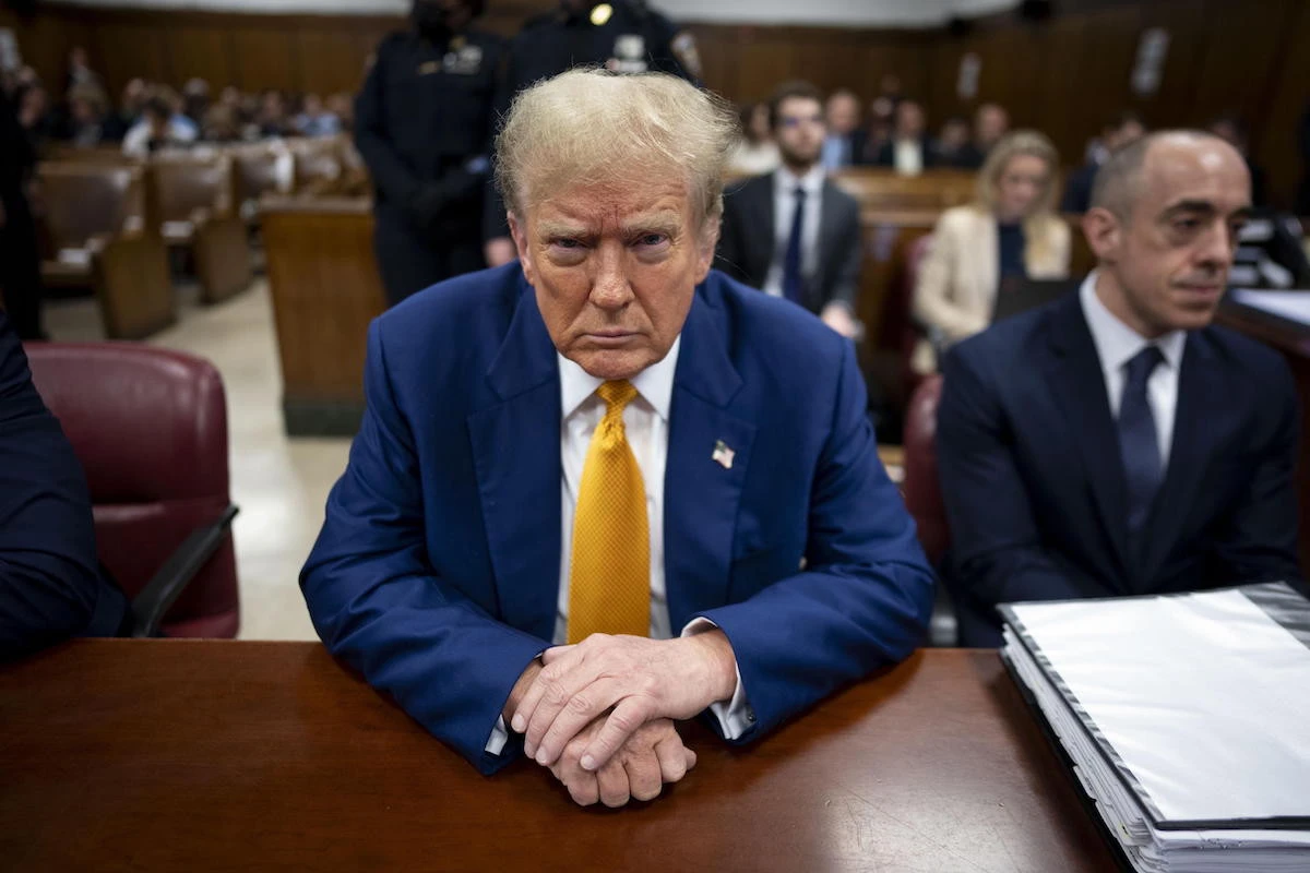 Stormy Daniels e quella notte con Trump in hotel, il racconto in aula: «Provai a scappare, mi bloccò. Come fu? Breve e non protetto»