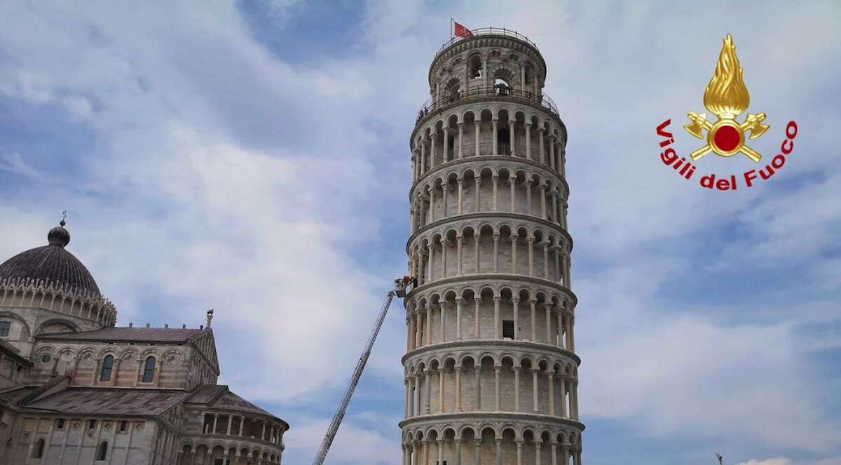 Un turista ha un malore sulla Torre di Pisa: lo spettacolare intervento dei Vigili del Fuoco – Il video