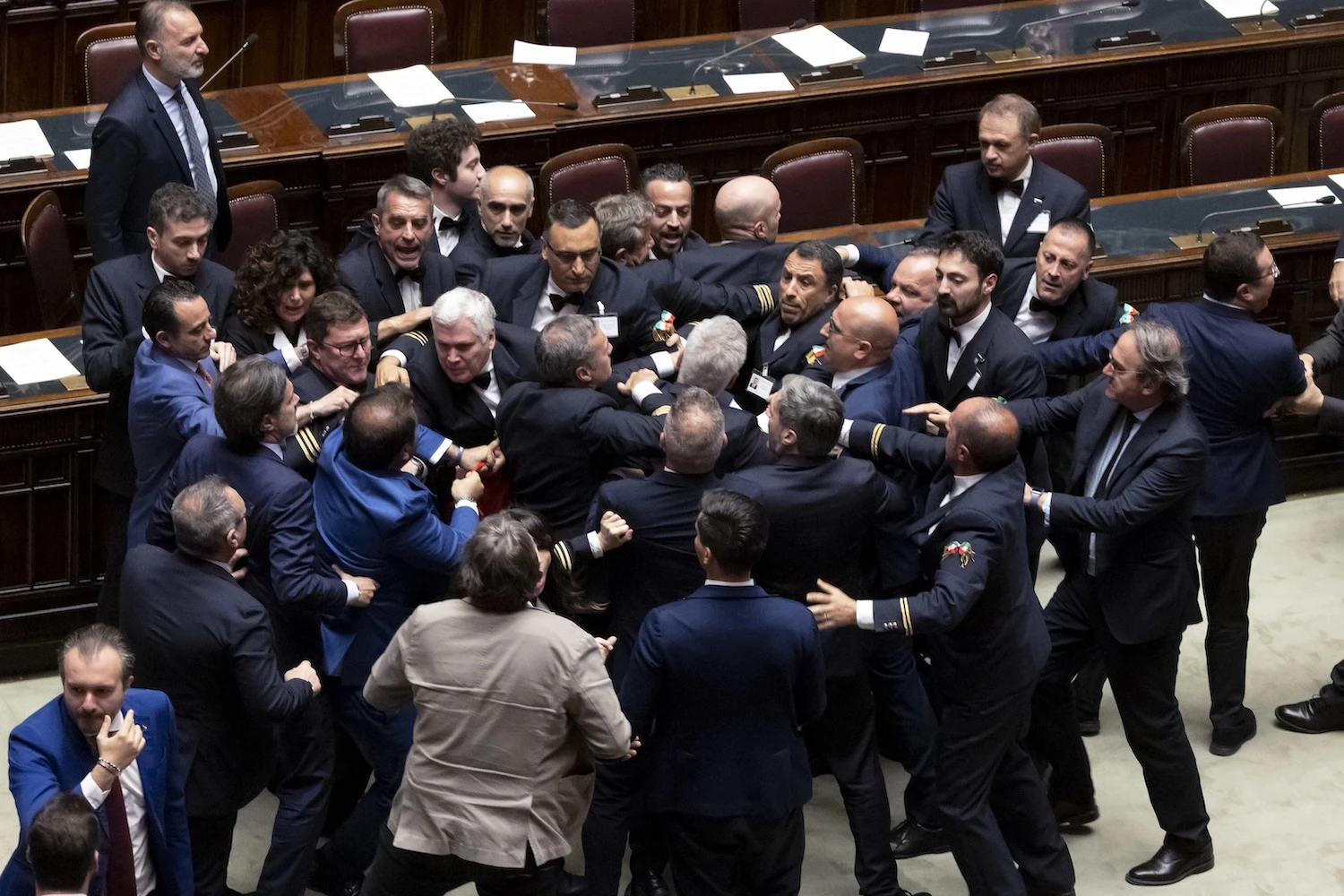 Non è Leonardo Donno la vittima della rissa alla Camera, ma una donna e con lei i suoi colleghi commessi picchiati – Il video