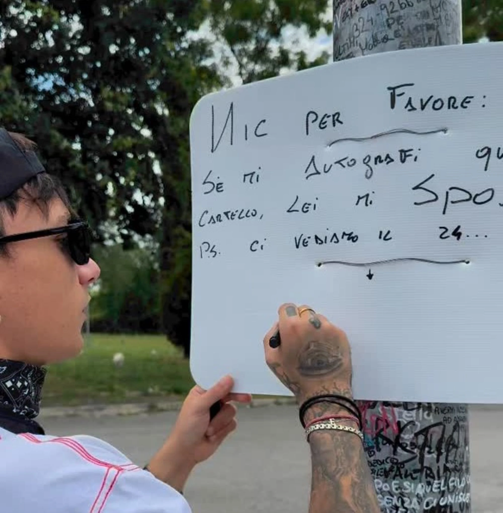 «Ultimo mi fai un autografo qui? Così lei mi sposa». La richiesta del fan – Il video