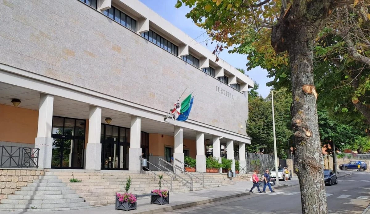 Processo Ciro Grillo, mostrato nuovamente in aula il video del presunto stupro. La psichiatra: «Non era consenziente». Le proteste della difesa
