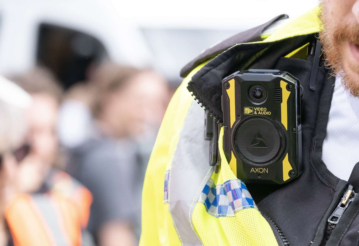 Il governo vuole introdurre le bodycam sulle divise della polizia: «Ma senza i codici identificativi non servono»