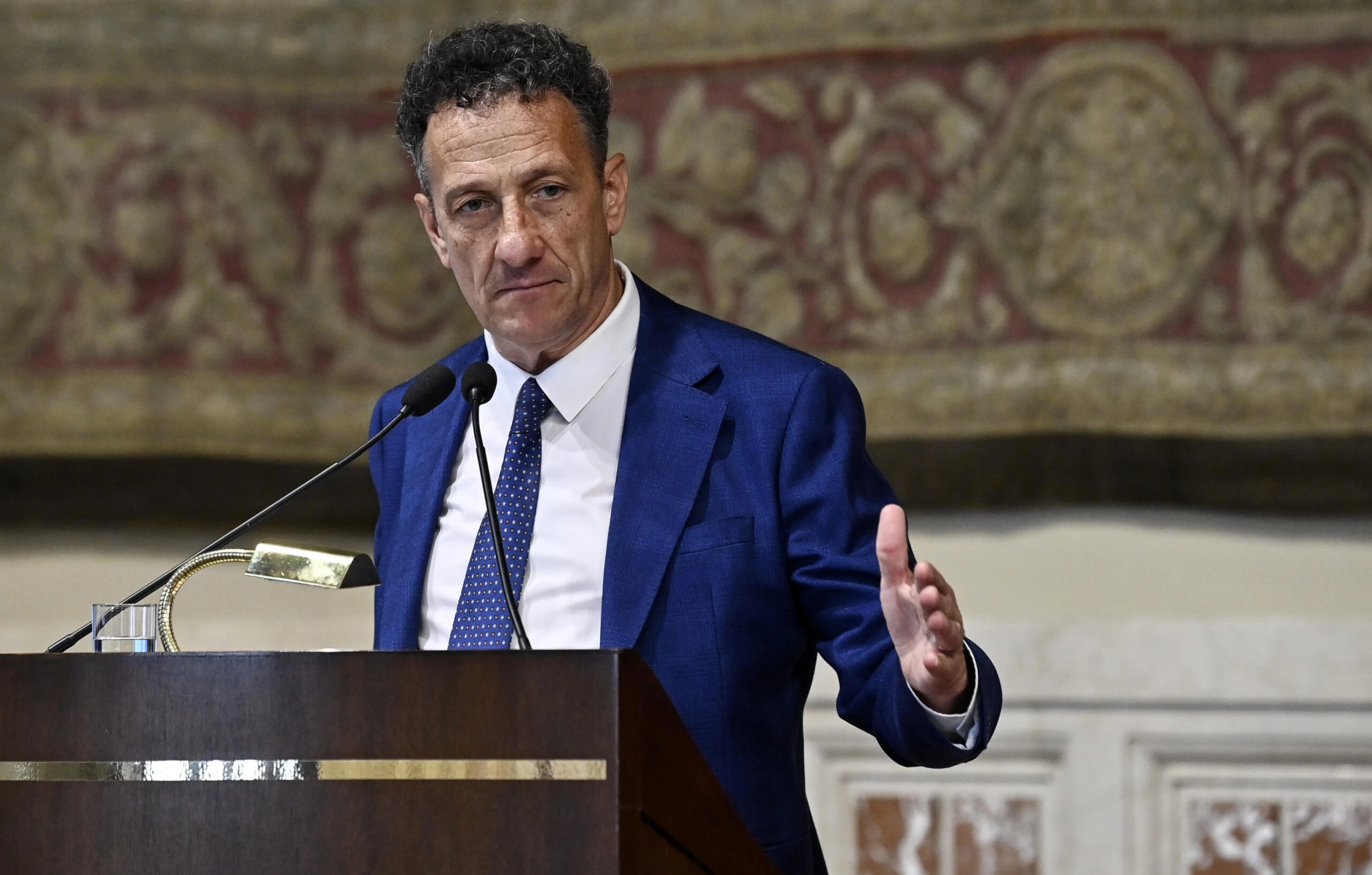 Arona, vince la Lega (che batte Forza Italia e FdI). Sale il deputato Gusmeroli, che esulta davanti ai colleghi di governo: «Vittoria straordinaria»