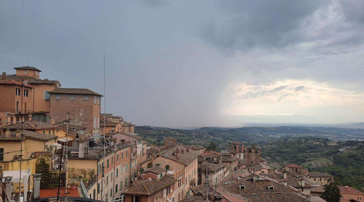 Perugia, trovate morte in un casolare tre persone: «Sono padre, madre e figlia, probabile omicidio-suicidio»