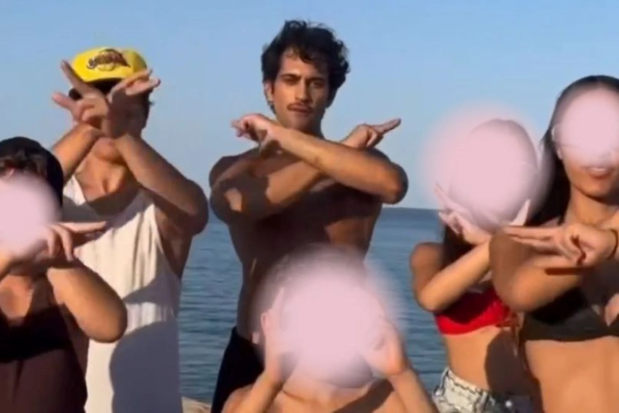 Mahmood e le vacanze a Orosei dalla famiglia: la coreografia di “Ra ta ta” con i suoi cuginetti diventa virale – Il video