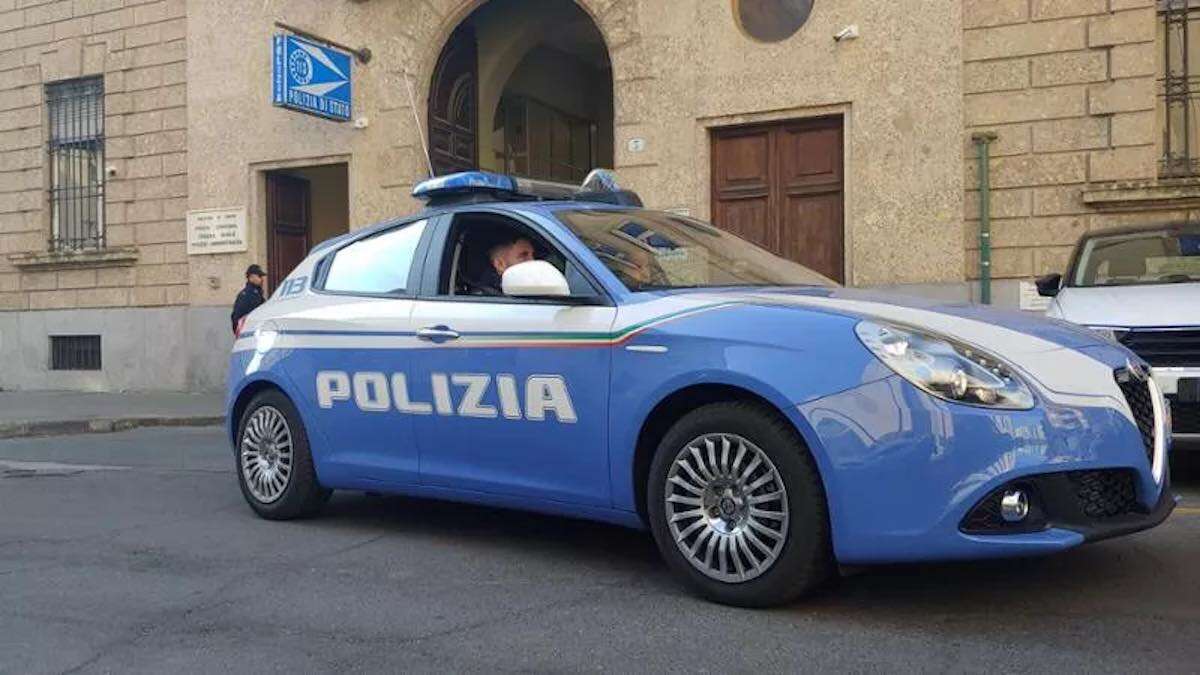 Torino, assalto alla volante della polizia davanti alla questura: fermati 4 antagonisti