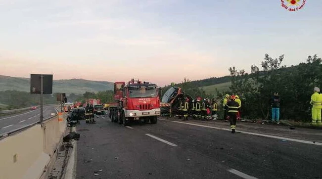 Scuolabus fuori strada dopo un incidente a Potenza: 40 studenti salvi, l’autista è grave