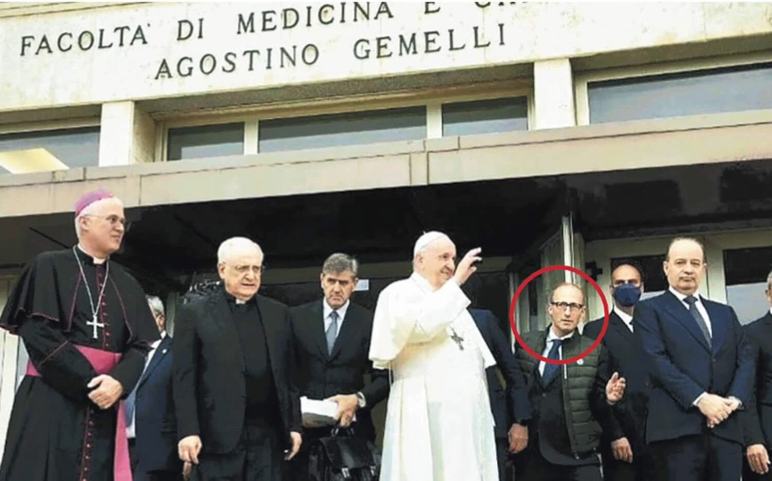 L’indagine sul chirurgo Alfieri che operò il Papa, i dubbi sulle assenze in sala operatoria: «Mio padre morto dopo l’operazione, per lui era andata bene»