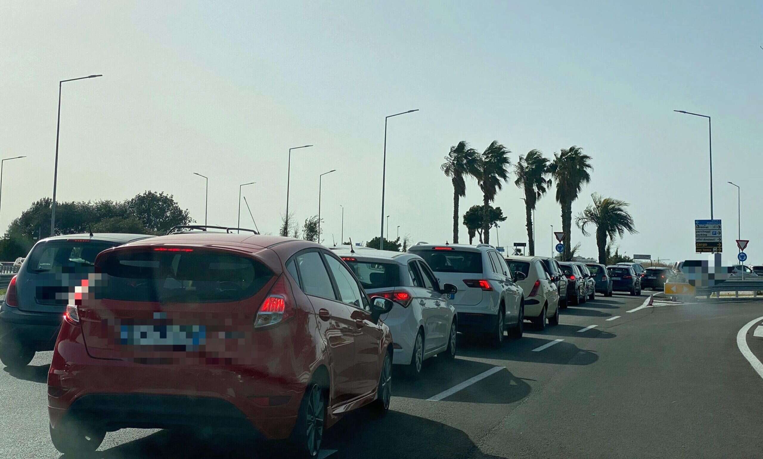 Salento, la truffa del finto tamponamento nel parcheggio per prendere soldi dai turisti in riva al mare