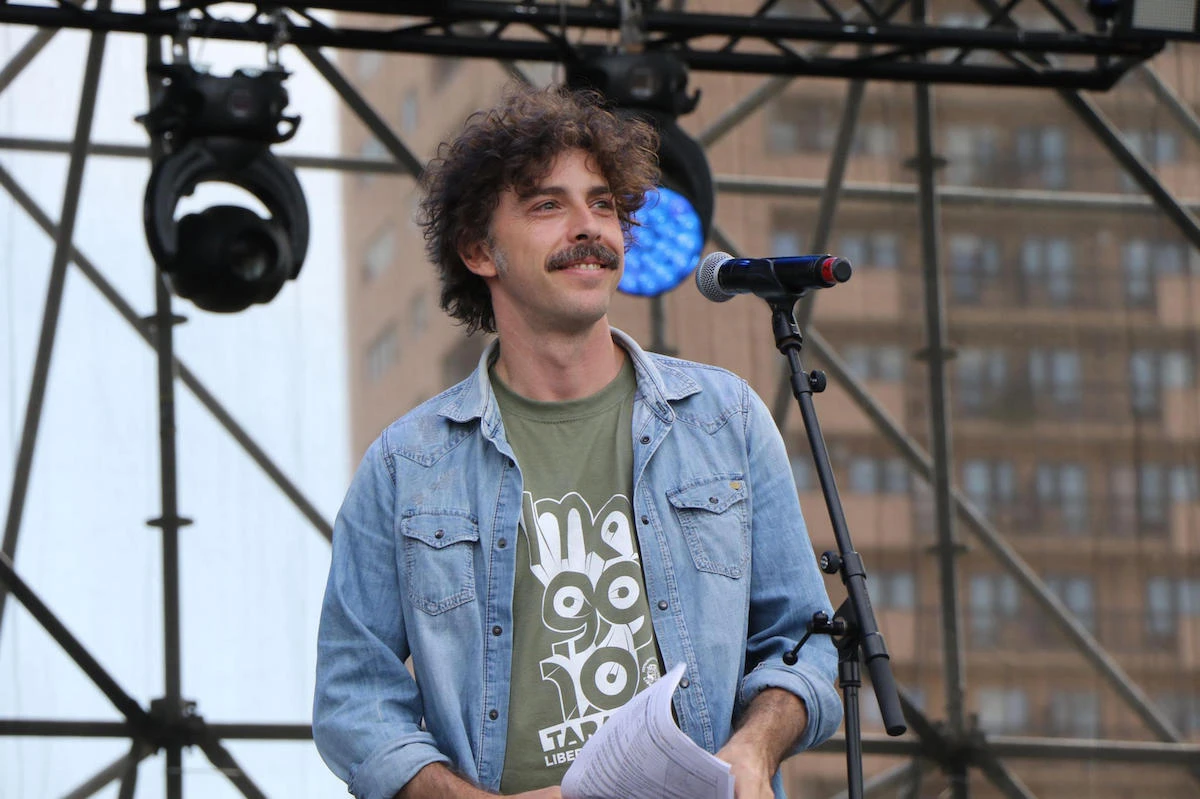 A Taranto l’«altro concertone» del 1° maggio diventa palco anti-Meloni. Riondino: «La Russa a testa in giù? Loro capovolgono la storia»